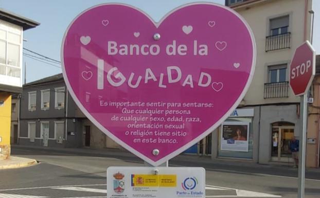 El Ayuntamiento de Camponaraya instala cinco 'Bancos de la Igualdad' para concienciar sobre la eliminación de la violencia de género