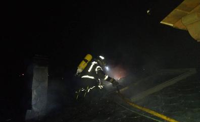 Los bomberos de Ponferrada sofocan un incendio que provocó daños en la cubierta de una casa La Ribera de Folgoso