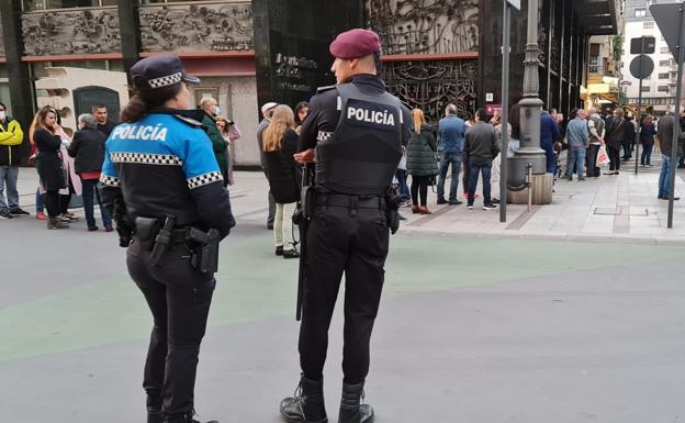 Caos, aglomeraciones y nervios en la larga espera para depositar el voto