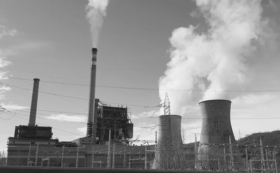 Caen las torres de la térmica de La Robla: adiós al icono industrial