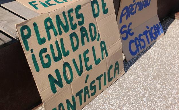 Una decena de mujeres se concentra frente a Espacio Vías para pedir al Ayuntamiento políticas de conciliación