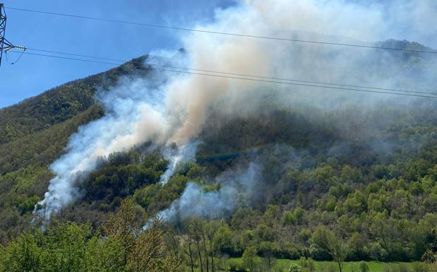 Efectivos trabajan en la extinción de un incendio en un monte entre Villablino y Villager