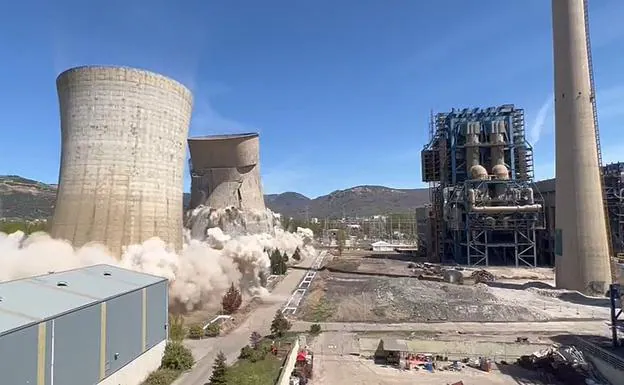 El perfil industrial de La Robla cambia en siete segundos tras caer las torres de su térmica