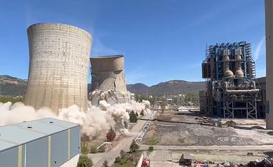 El perfil industrial de La Robla cambia en siete segundos tras caer las torres de su térmica