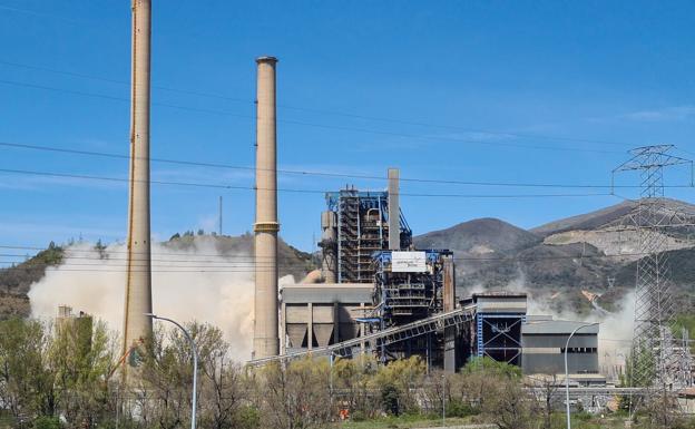 En directo | La historia industrial de La Robla se convierte en escombro en siete segundos