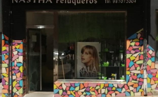 Roban en una peluquería del barrio de La Vega tras hacer un butrón en la puerta