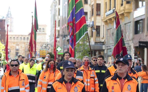 Una treintena de pendones honran a los 'enmascarados' de la pandemia