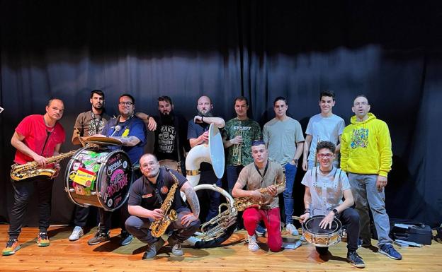 El público coloca a la charanga leonesa Paso Doble como la segunda mejor de España