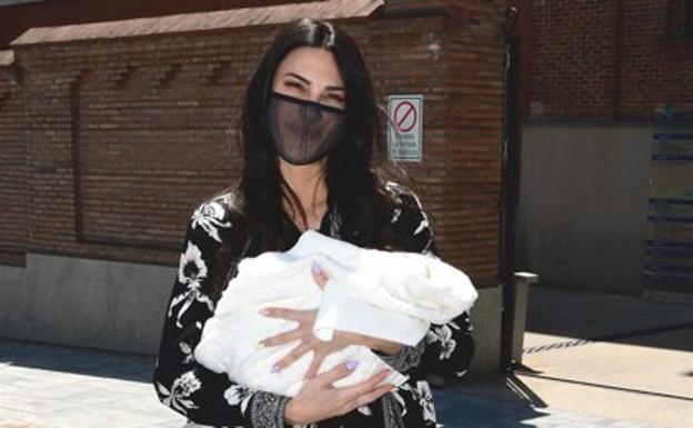 Primeras imágenes de Carla Barber con su pequeño Bastian