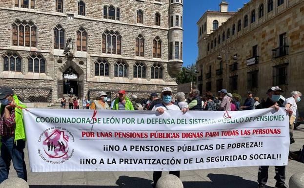 Pensionistas en León: «Defendemos la enseñanza pública, las residencias públicas y las pensiones públicas»