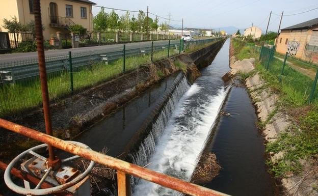 Carracedelo reclama a las administraciones que subvencionen «a fondo perdido» el 80% de las obras de modernización del Canal Bajo del Bierzo