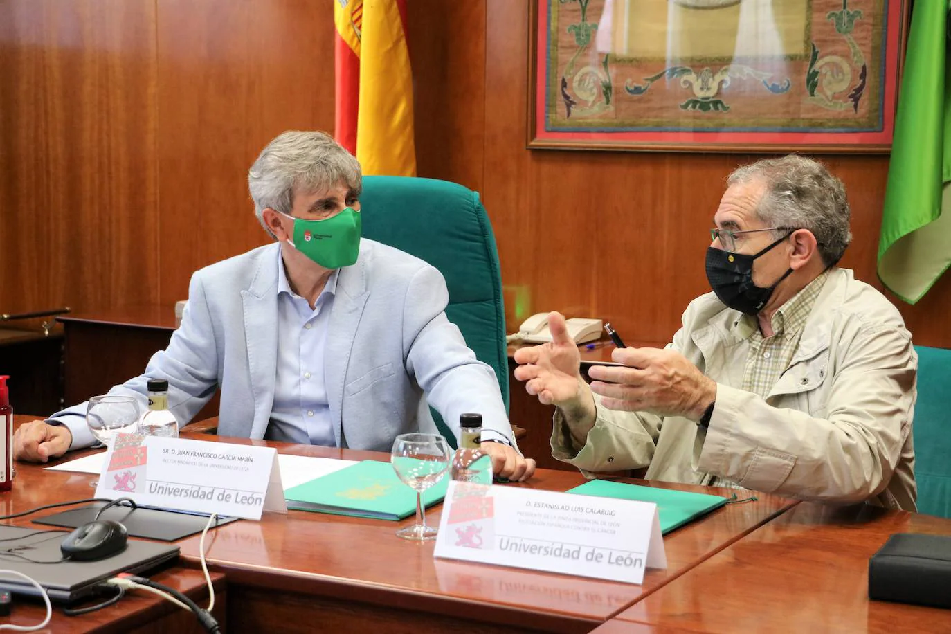 ULE y AECC firman un convenio para impulsar los espacios sin humo'