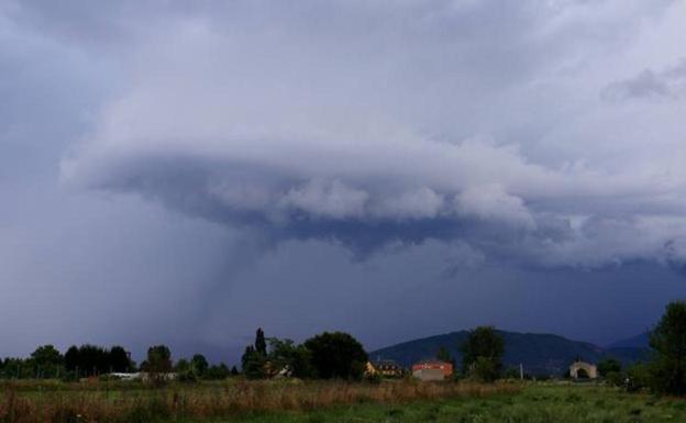 Un fin de semana caluroso pero con probabilidad de tormentas en el norte de León