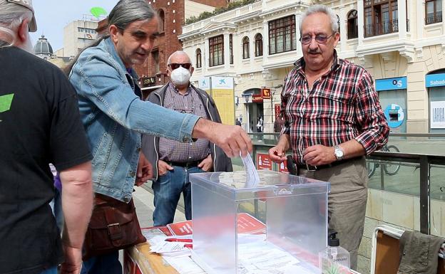 ¿Monarquía o República? Los leoneses votan su opción en un referéndum no vinculante