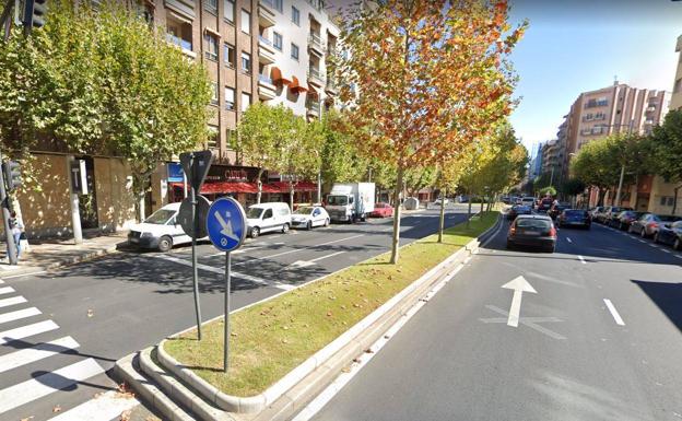 Identificado un varón por ponerse a «torear» coches en el centro de Salamanca