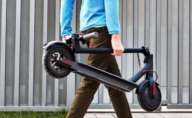 Cuatro de cada 10 españoles piensan en cambiar su coche por una bici o patinete eléctrico