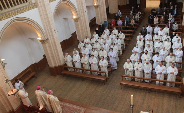 El Obispo de León pide a los sacerdotes ser «pastores pastores pastores» que caminan junto al pueblo de Dios como 'Servidores de la Esperanza'