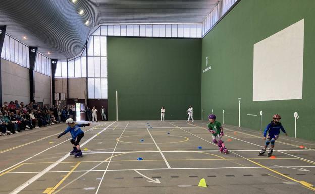 El Pabellón Municipal se convierte en una pista de patinaje con un centenar de participantes