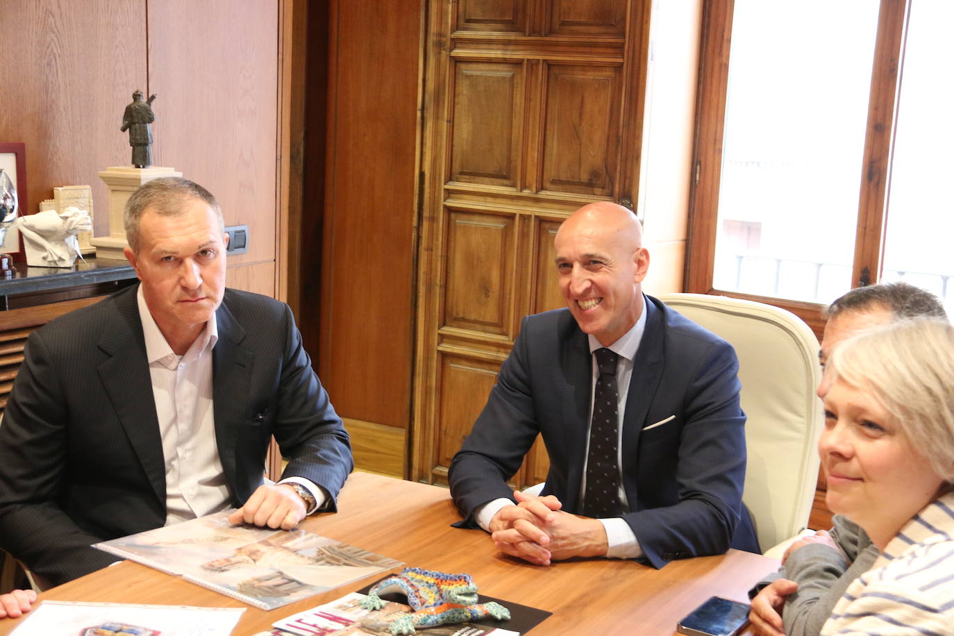 León recibe al asistente de Kiev para agradecer la solidaridad