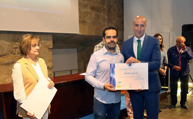 El Ayuntamiento de León entrega una treintena de diplomas de calidad turística y de establecimientos preparados para el covid