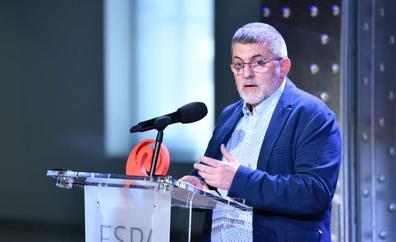 El periodista berciano Mario Tascón recibe el Premio Internet 2022 a la Trayectoria Personal