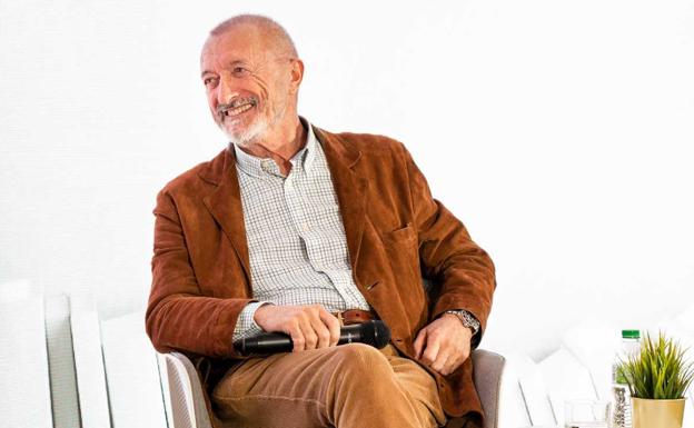 Pérez-Reverte se da la mano con Luis Mateo, José María Merino y Trapiello en 'Historias del Camino'