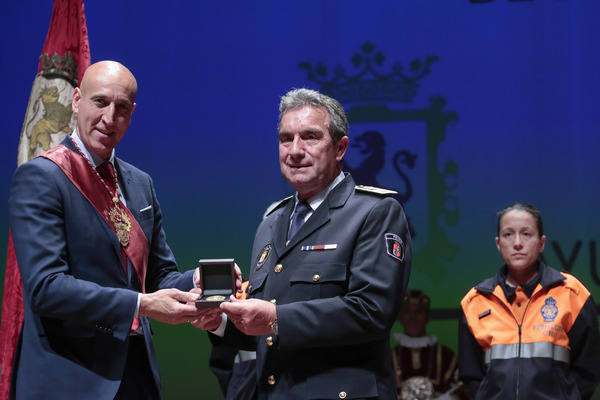 Entrega de la Medalla de Oro de León a la Agrupación Municipal de Protección Civil