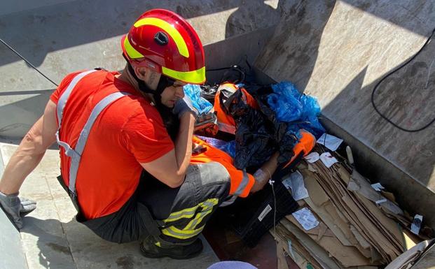 Herido un varón en Villalobar tras quedar atrapada su pierna en una tolva de un camión de recogida de cartón