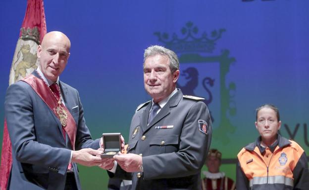El «altruismo y desisterés» social de Protección Civil es premiado con la Medalla de Oro de la Ciudad de León