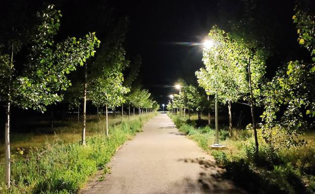 Valencia de Don Juan extiende el alumbrado desde el paseo del río al polideportivo y completa la Vía Verde