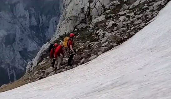 Rescatan a dos montañeros en Picos de Europa tras recibir un aviso el 112 de Castilla y León desde Bélgica