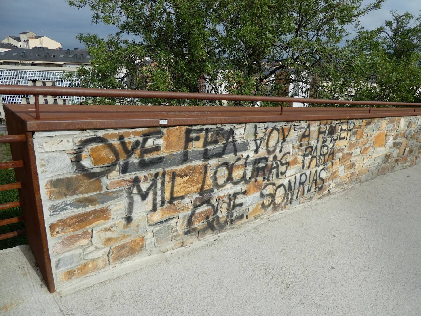 Pintadas y actos vandálicos daños los muros exteriores del Castillo de los Templarios de Ponferrada