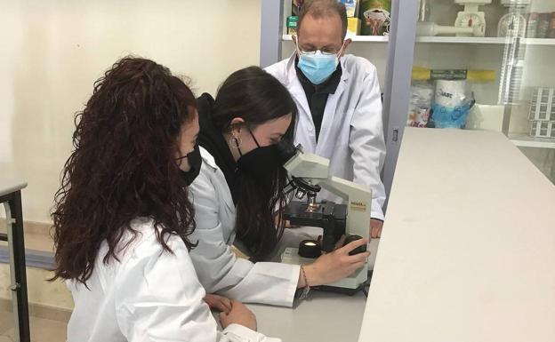 Jóvenes investigadores de León denuncian el retraso de medio año en convocar contratos predoctorales
