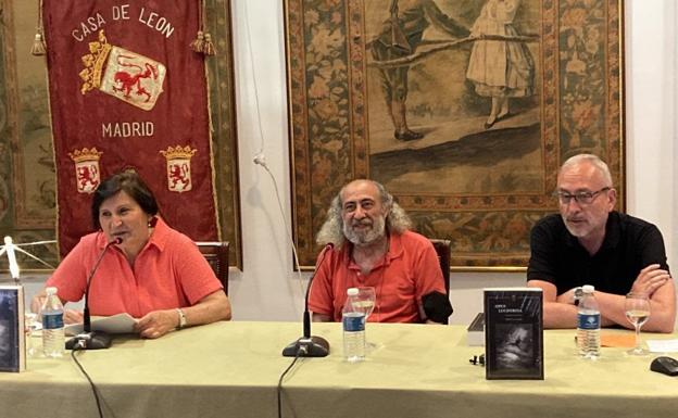 La casa de León en Madrid presenta el libro 'Opus Luciferina, antología del desconcierto'