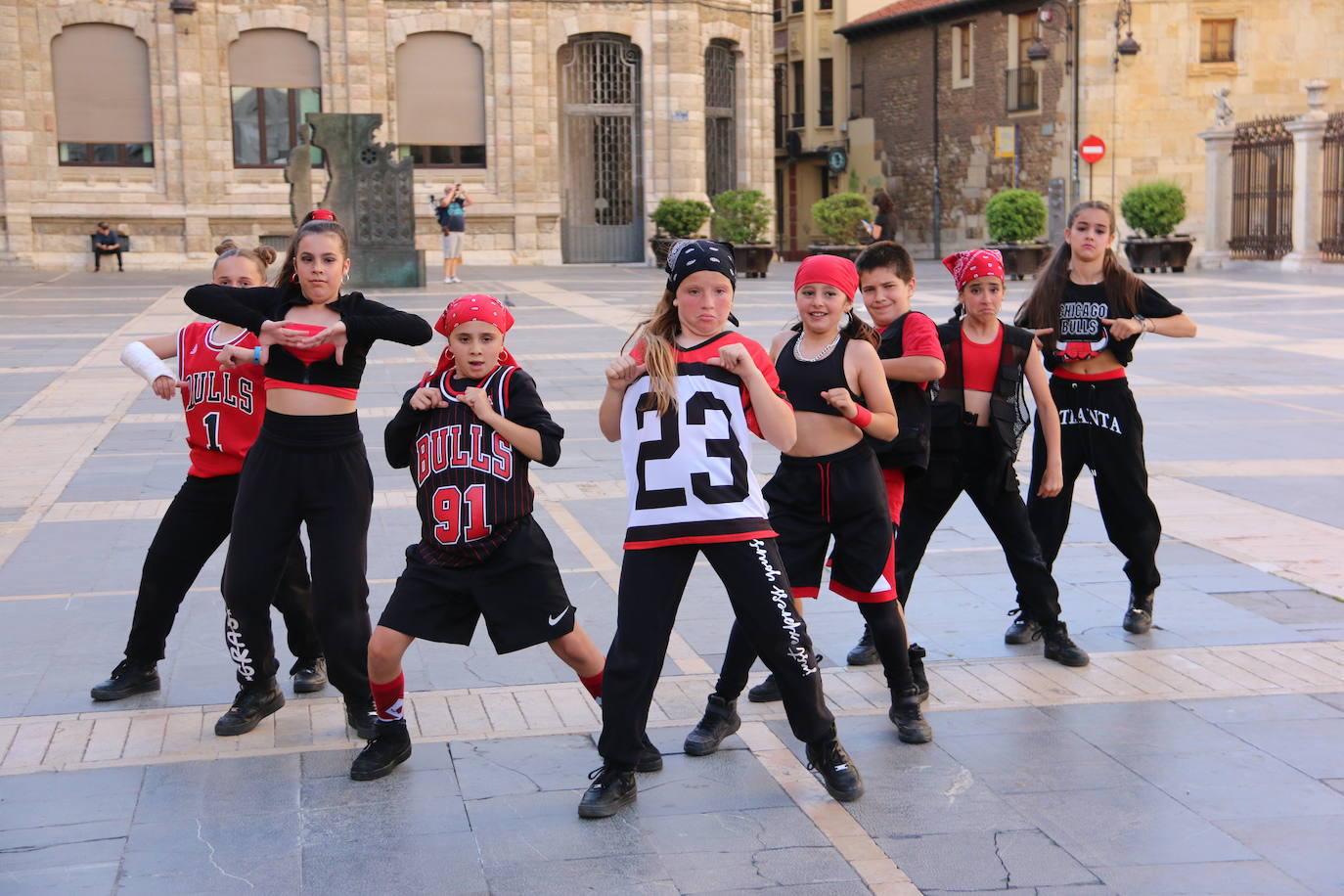 Las 'Minis' de Cras Dance bailan para leonoticias