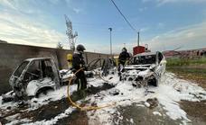 Un incendio en el almacén de obras municipal de San Andrés arrasa con tres vehículos