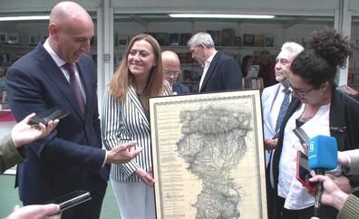 La Feria del Libro ofrece al Gobierno uno de sus objetos «más demandados»: un atlas de la región leonesa