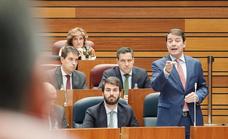 Mañueco carga contra Sánchez y Tudanca lo acusa de «sestear» ante la crisis económica