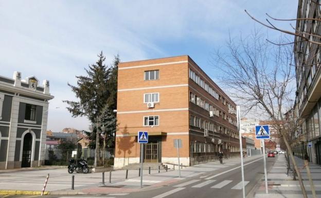 El PP municipal exige a Adif la demolición del edificio en ruinas ubicado junto a la estación histórica