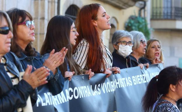 Más de un centenar de personas exige en Ponferrada que se revoque la puesta en libertad de Pedro Muñoz