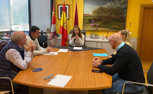 La delegada de la Junta tiende la mano a los hosteleros de León para promover el crecimiento del sector