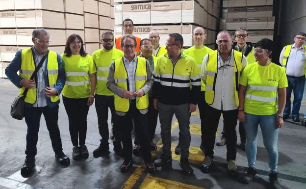 Pedro Hojas pone en valor el papel de empresas como Garnica y su apuesta por el entorno rural