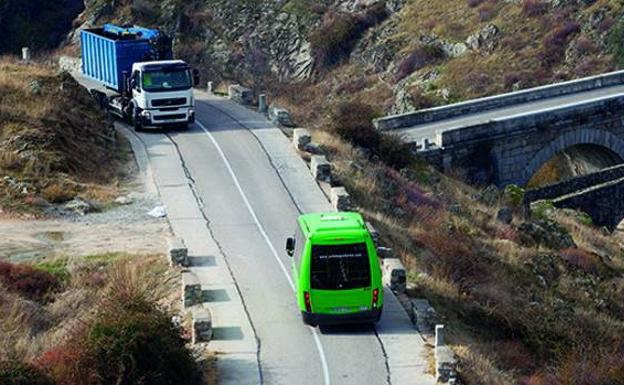 Qué coche tiene prioridad en una carretera estrecha