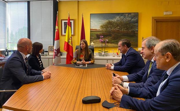 Muñoz recibe a la nueva directora de El Corte Inglés en Castilla y León y Cantabria