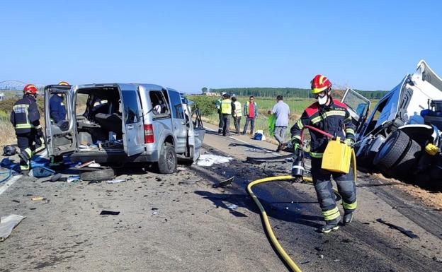 Un fallecido y una mujer herida al colisionar una furgoneta y un camión en Bercianos del Páramo