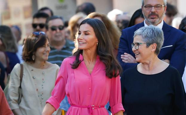 La Reina Letizia, radiante y con alpargatas nuevas en su cita con la Feria del Libro