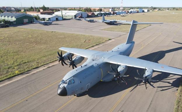 El poderoso avión A400M 'exhibe músculo' en León