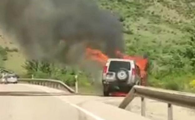 El incendio de un coche obliga a limitar el tráfico en la Nacional 630 a la altura de Villamanín