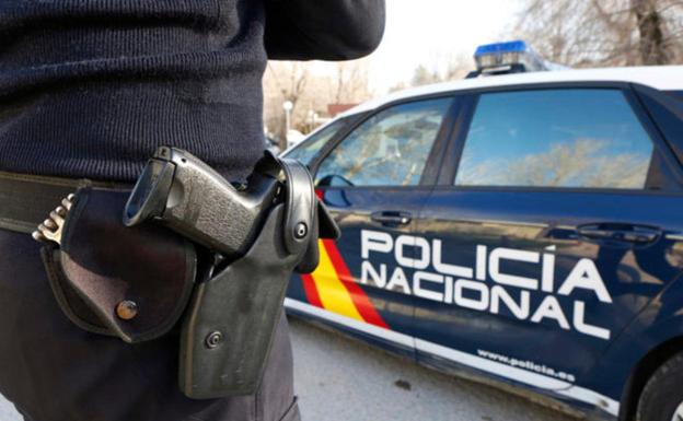Un hombre detenido por agredir a su pareja y a dos agentes de la Policía Nacional