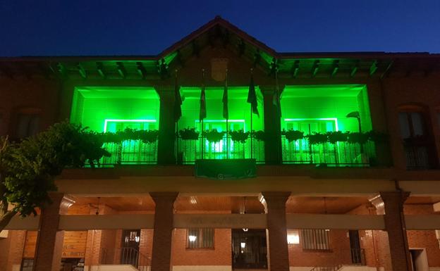 Santa María del Páramo se ilumina de verde en el 65 aniversario de la Asociación Española de la lucha contra el Cáncer